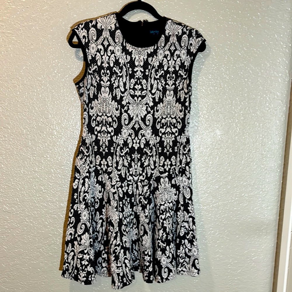 Great Condition, slightly stretchy, a couple of inches above the knee